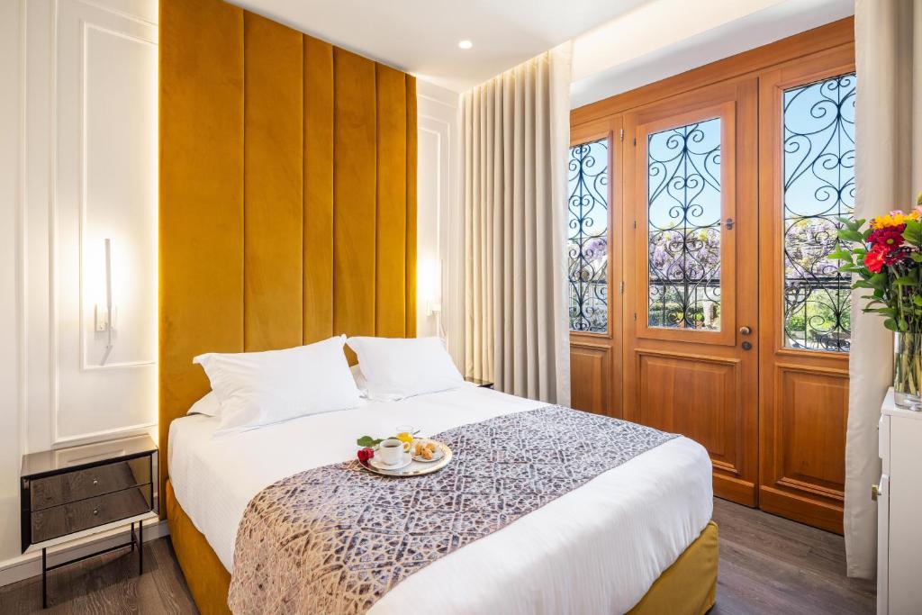 科孚镇贝拉维尼萨酒店的一间卧室,配有一张带盘子的床