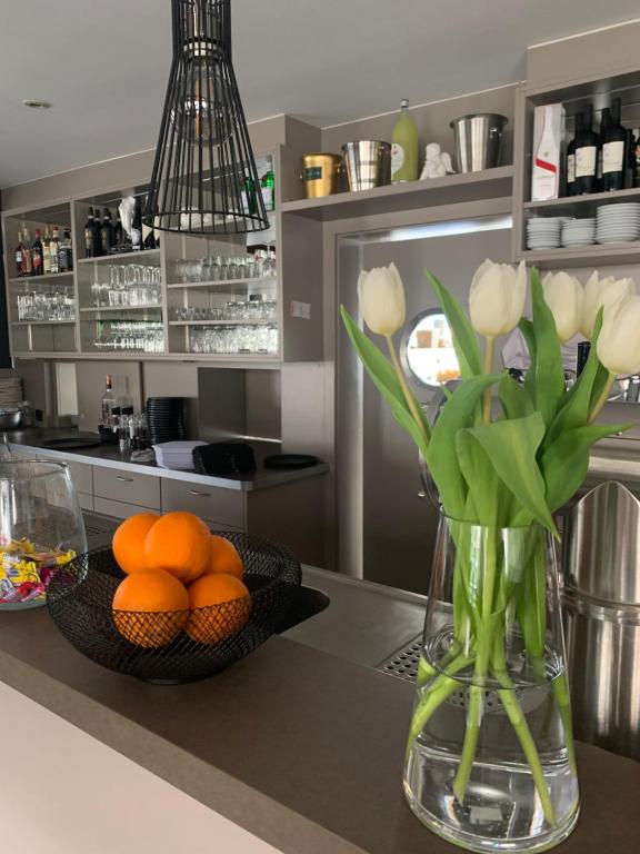 索嫩比赫尔Pension zur Sonnenalb的厨房里放着花朵和橙子