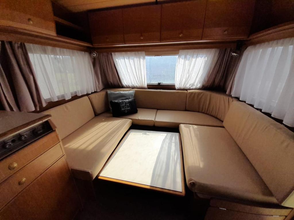 乌尔齐尼Kamping, trailer Molly的小房间配有沙发和桌子