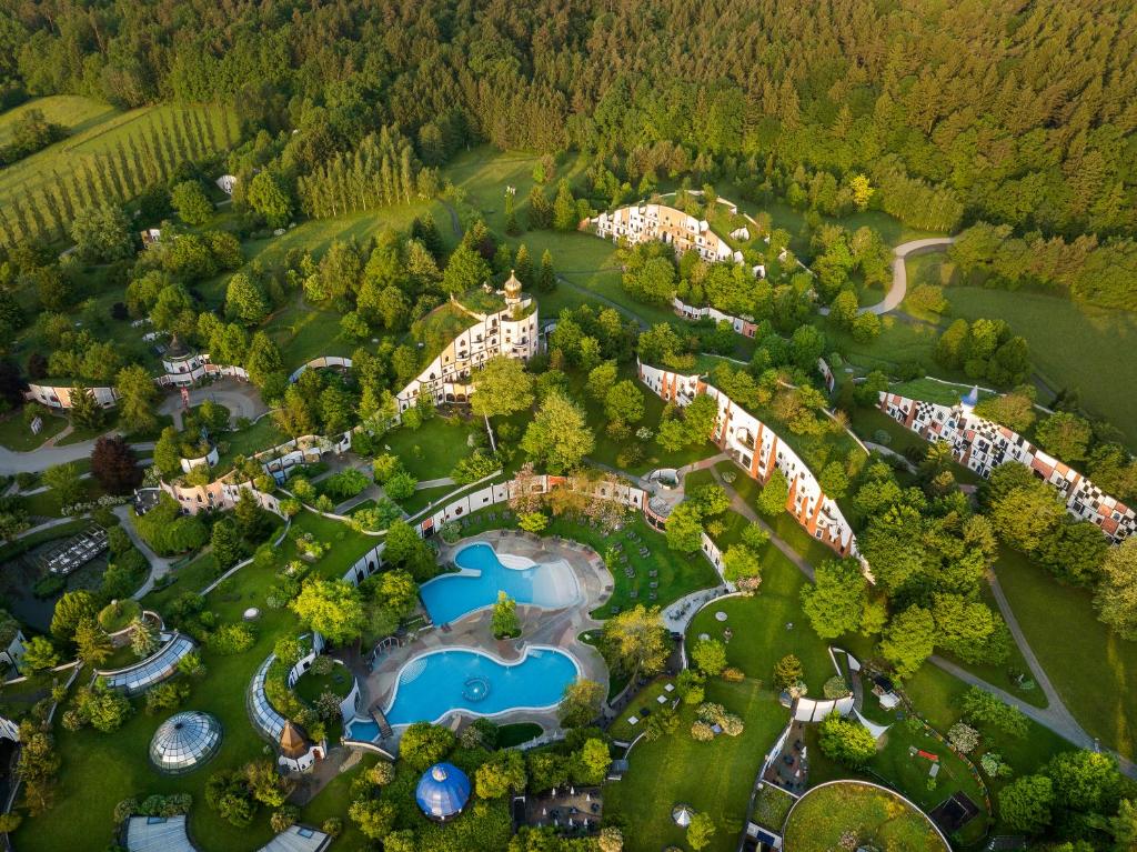 巴特布卢毛布鲁茂百水温泉大饭店的享有公园和度假村的空中景致