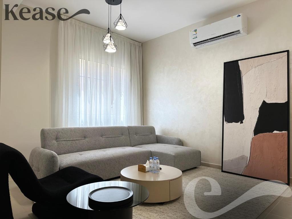 利雅德Kease Qurtubah A-16 Royal Design XZ69的客厅配有沙发和桌子