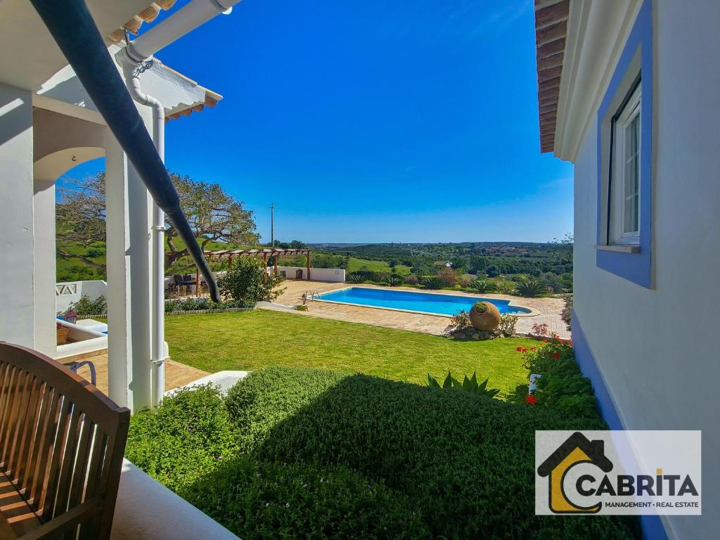 阿尔图拉Quinta dos Medronheiros的从带游泳池的房屋阳台欣赏风景