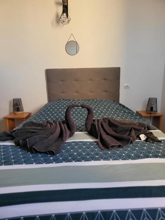 Villa 6 couchages spa privatif, accès direct mer, piscine客房内的一张或多张床位
