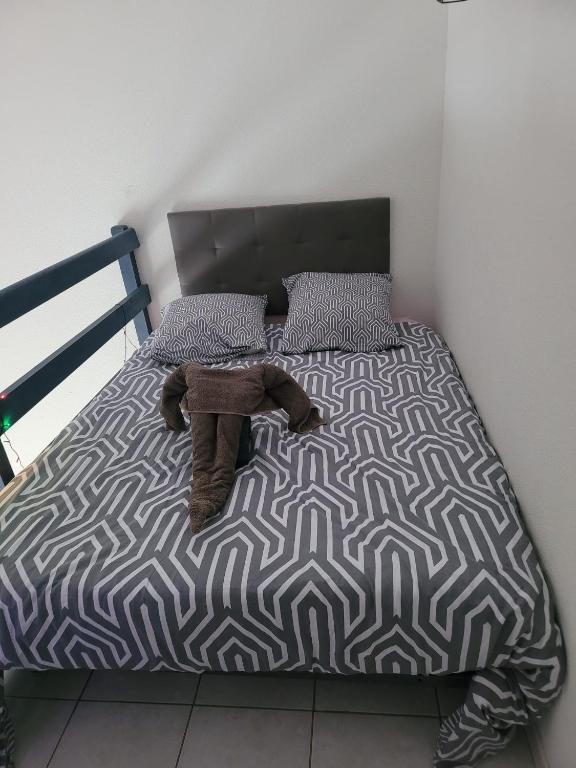 Villa 6 couchages spa privatif, accès direct mer, piscine客房内的一张或多张床位