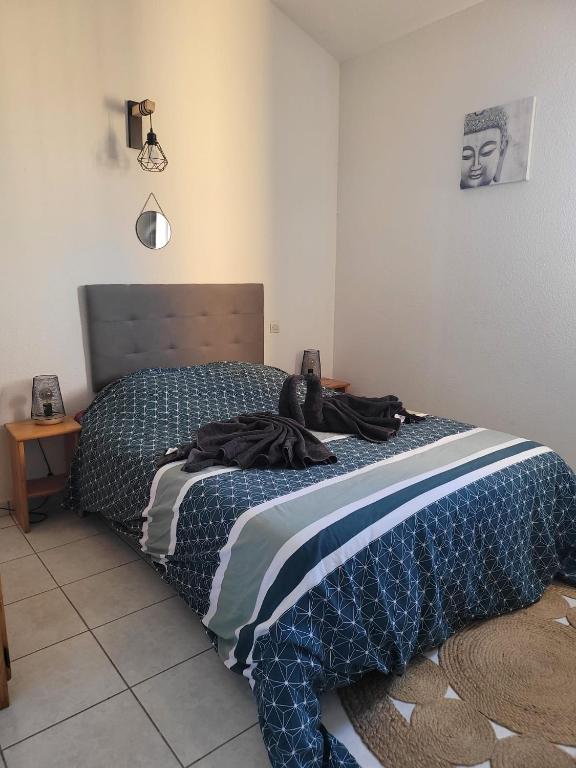 Villa 6 couchages spa privatif, accès direct mer, piscine客房内的一张或多张床位