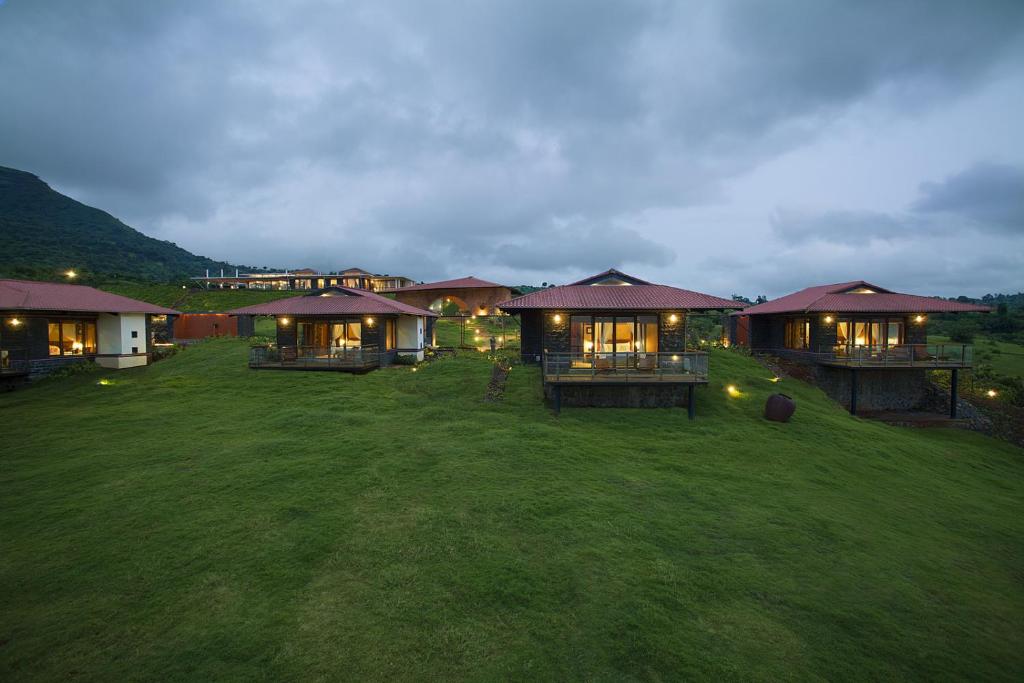 罗纳瓦拉Resort Amanzi的草场房子的空中景观