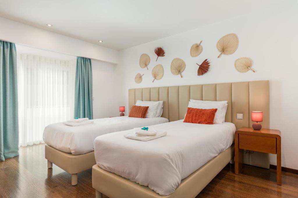 埃斯平霍Viravento - Guesthouse & Creative Space的配有两张床的酒店客房中的两张床