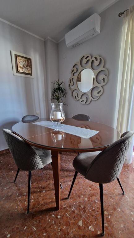 奥利文萨Casa Maria的餐桌,带两把椅子和葡萄酒杯