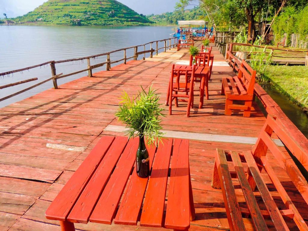 KisoroMutanda Eco Community Center的排在水边的木凳