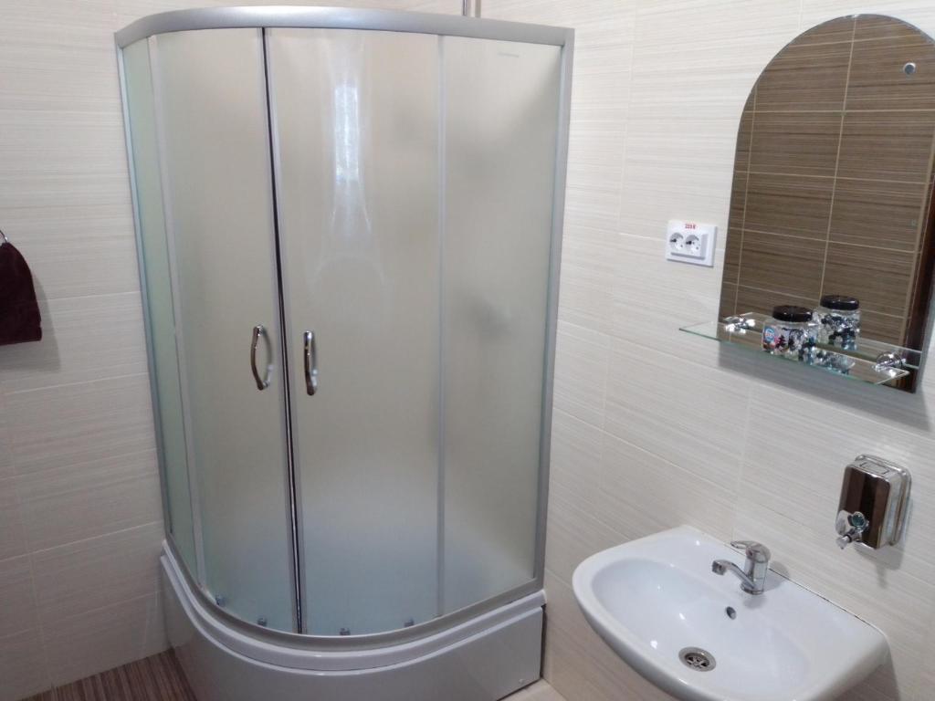 利沃夫Hostel Iskra的带淋浴和盥洗盆的浴室