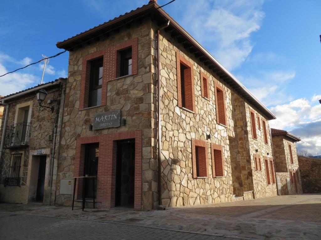 Villavieja del LozoyaMartín Taberna的街道上的一座古老的石头建筑
