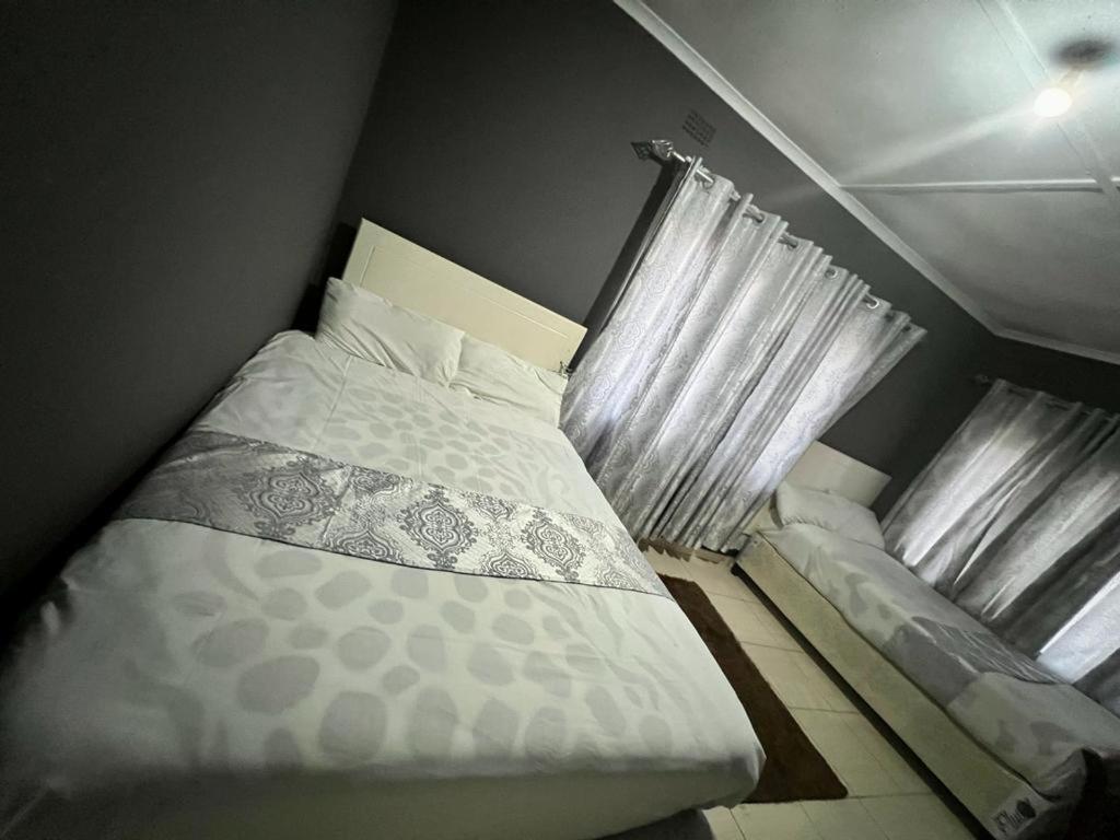 MasvingoGolden bamboo的一间小卧室,配有床和窗户