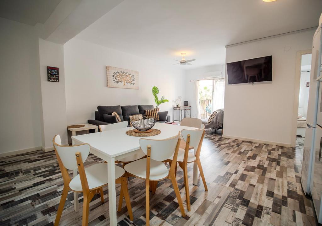 瓦伦西亚Aroma D’Valencia Apartment的客厅配有白色的桌子和椅子