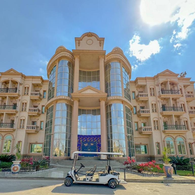 开罗Ramage Hotel & Resort的停在大建筑前的高尔夫球车