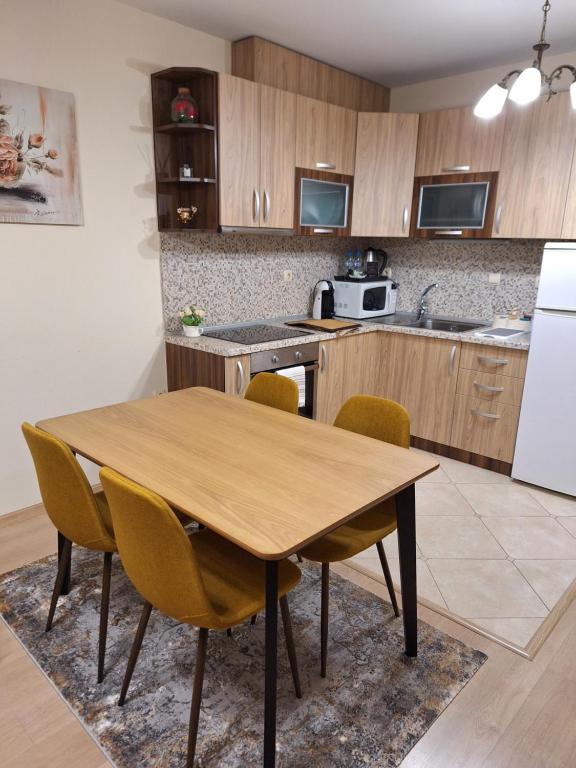 桑丹斯基The View的厨房配有木桌和椅子