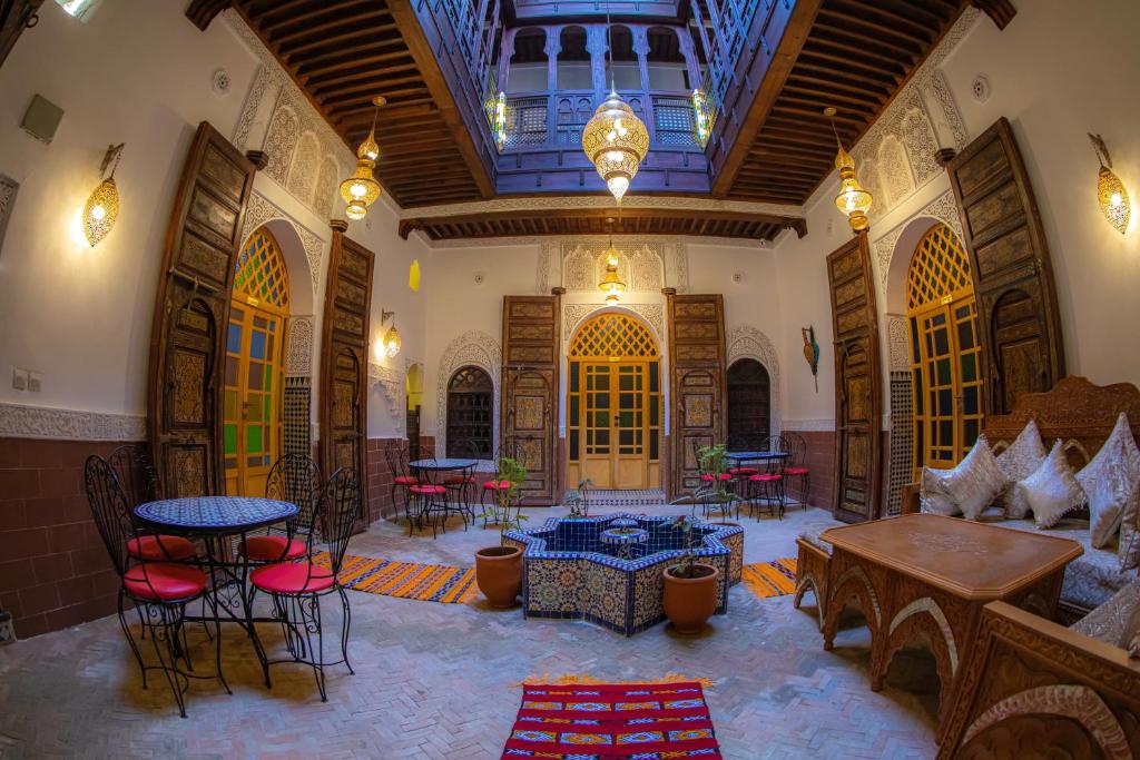 非斯Riad Sekaya Fez的大楼内带桌椅的大型客房
