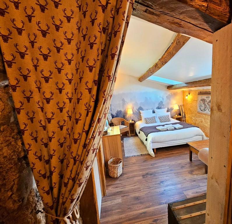 LE GRAND LOGIS, chambre Santorin avec spa privatif的卧室配有一张床