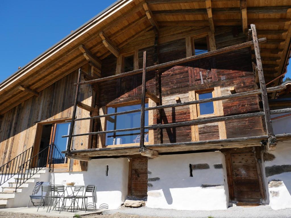欧特吕斯La ferme d'Hauteluce - Chalets的侧边设有阳台的木屋