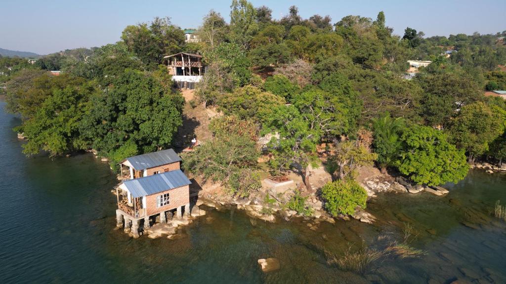 Nkhata BaySoul Rebel Lodge & Backpackers的水中的岛屿,上面有房子