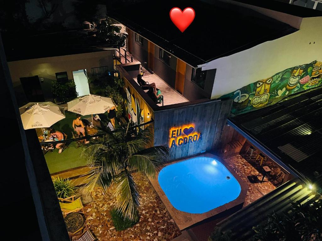 阿拉亚尔-杜卡布A Coroa Hostel & Suites的享有酒店上方的游泳池景致