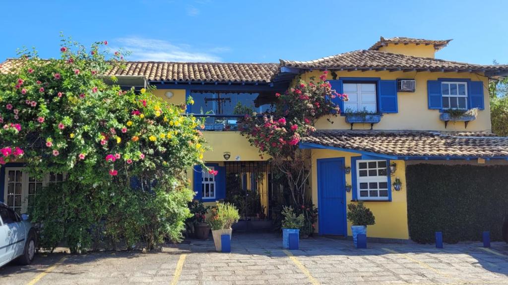 布希奥斯罗布所盖雷罗旅馆的黄色的房子,有蓝色的门和鲜花