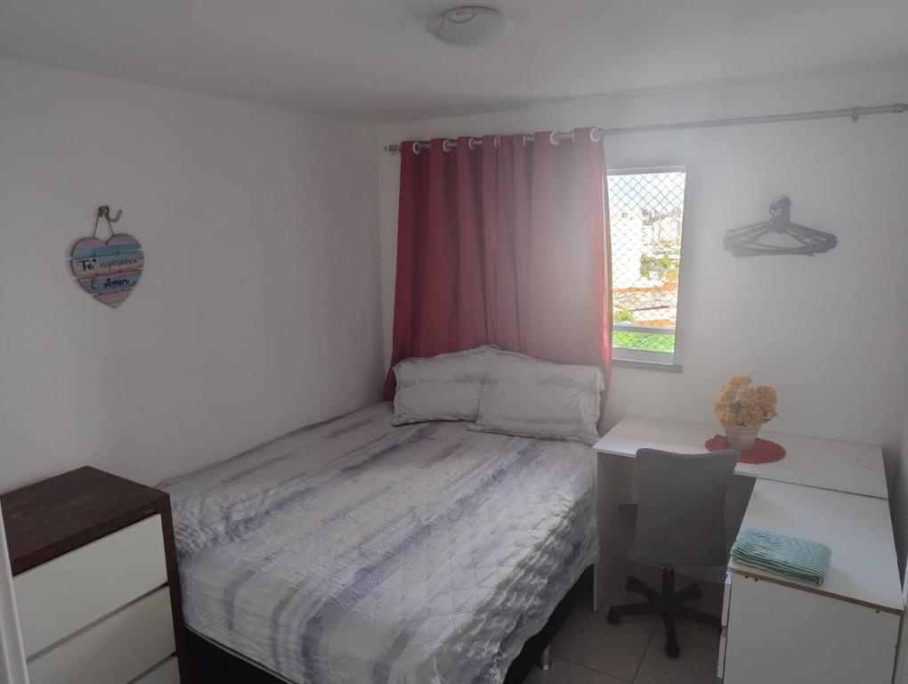 福塔莱萨Quartos - Cíntia的一间卧室配有一张床、一张书桌和一个窗户。