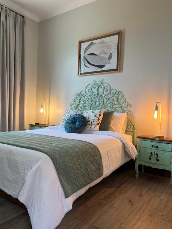 圣地亚哥Hotel Casa Aure的一间卧室配有一张大床和两盏灯。