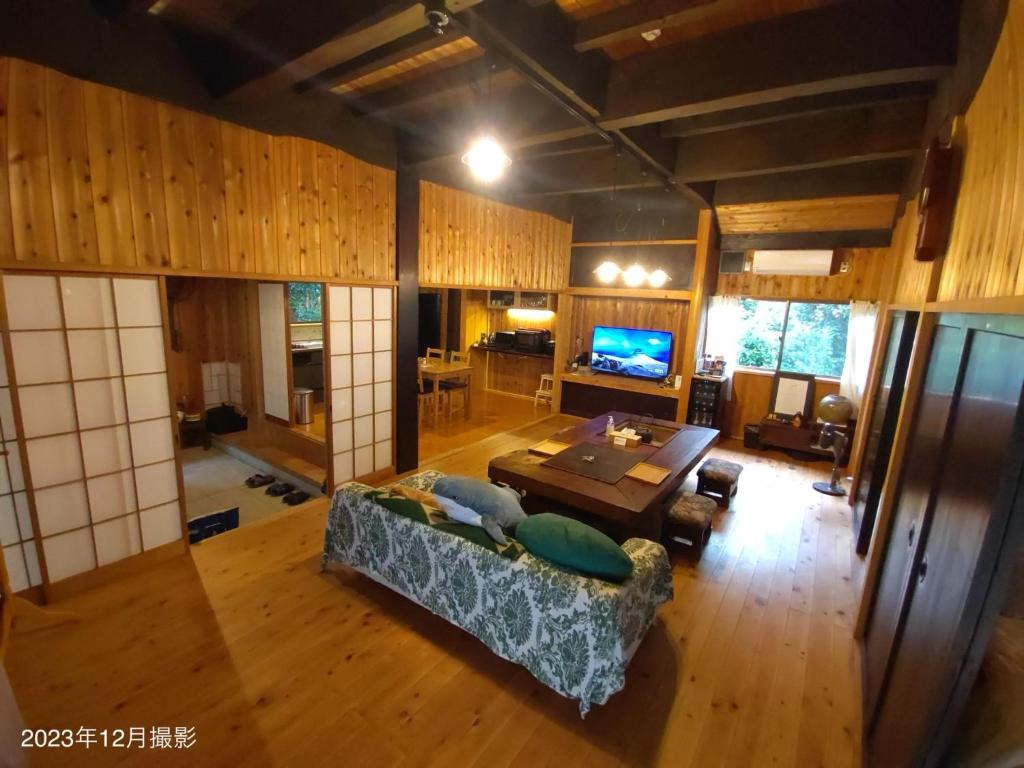 大岛Oshima-machi - House - Vacation STAY 51703v的客厅享有高空美景,配有沙发和桌子