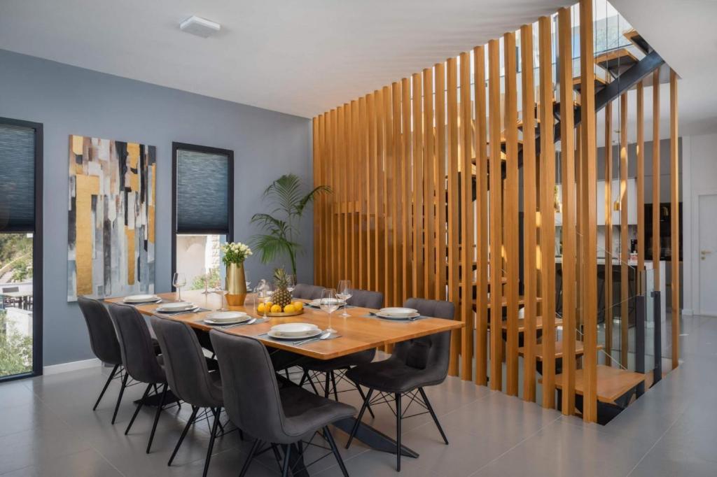 塞尔察Beautifully landscaped property的一间带木桌和椅子的用餐室