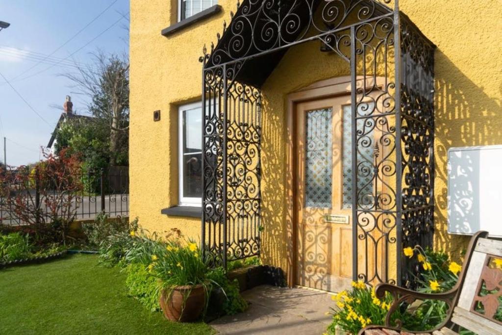 ClaypitsCrossways - Eastington的黄色房子,带铁艺门