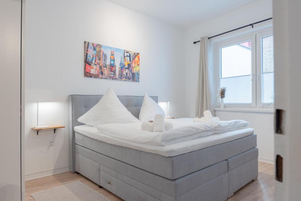 汉诺威Modernes Apartment 4 Personen Zentral 56qm WLAN gehobene Ausstattung的一张带白色床单和枕头的床