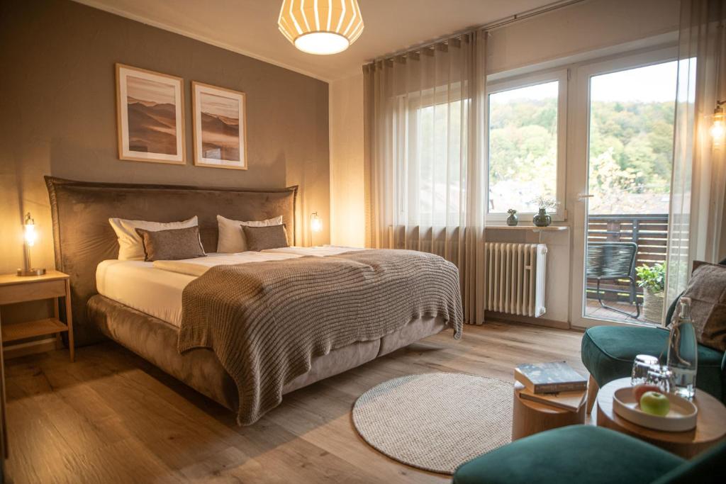 达恩Landgasthaus & Hotel zur Krone的一间卧室设有一张床和一间客厅。
