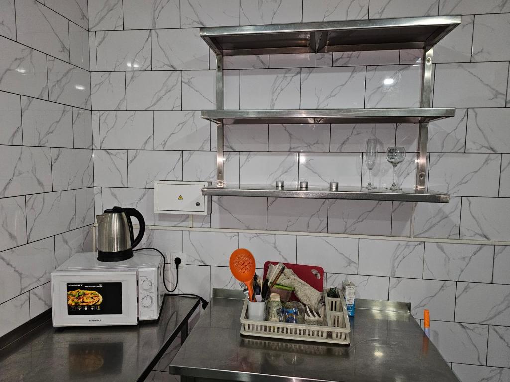 米尔哥罗德PerfectHotel的厨房配有带微波炉的台面