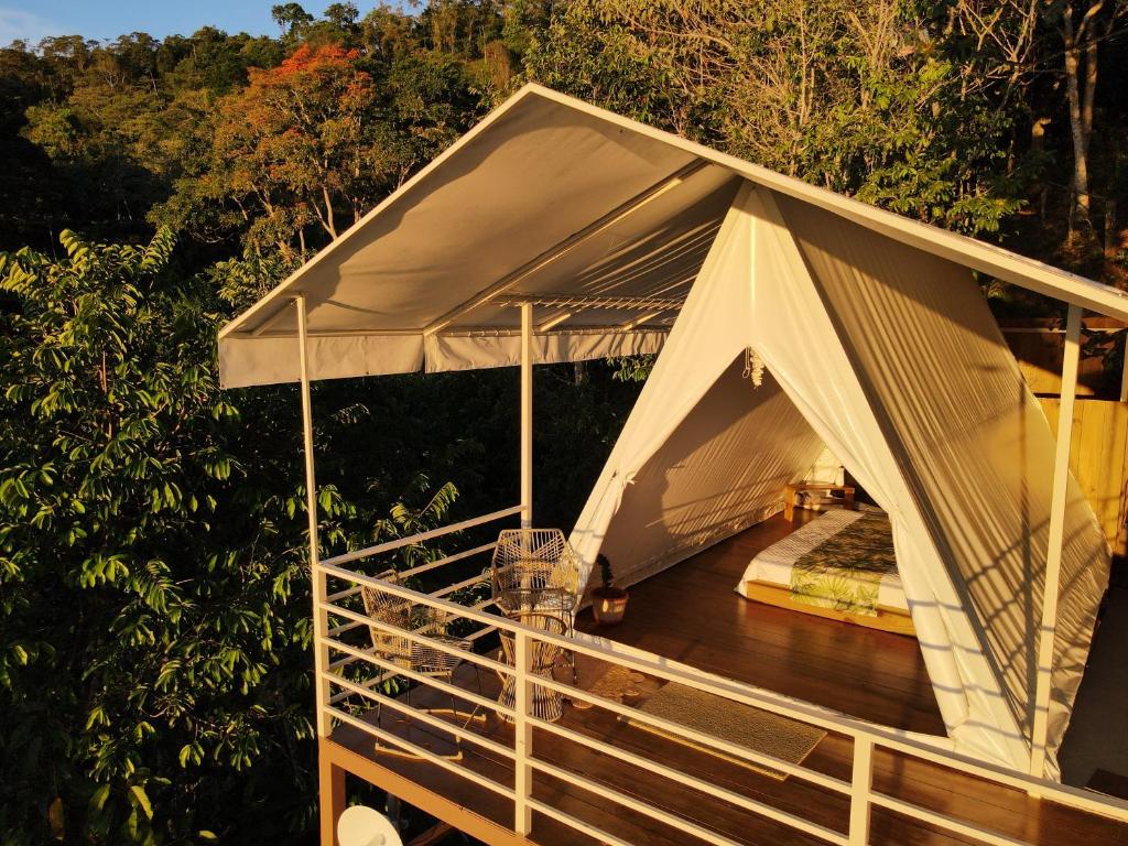 PacuarQuimera Glamping的木制甲板顶上的帐篷