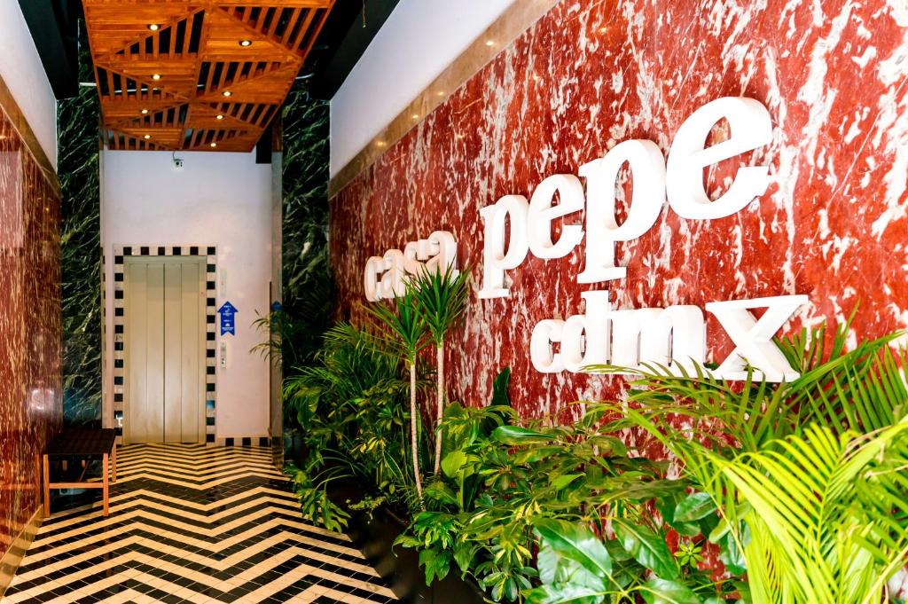 墨西哥城Casa Pepe的酒店大堂,上面有读流行测验的标语