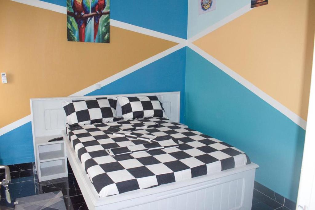 黑角Studio Style Moderne的一张位于带 ⁇ 形墙的房间里的床