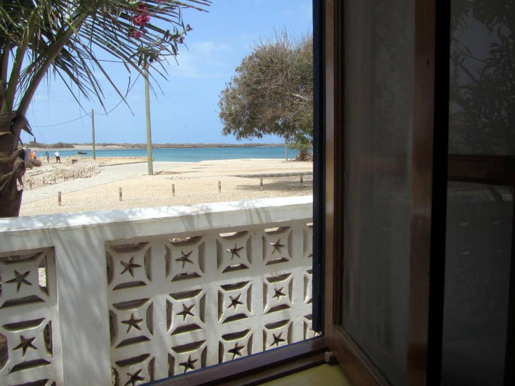 CalhetaVilla do Mar Calheta的从窗户可欣赏到海滩景色