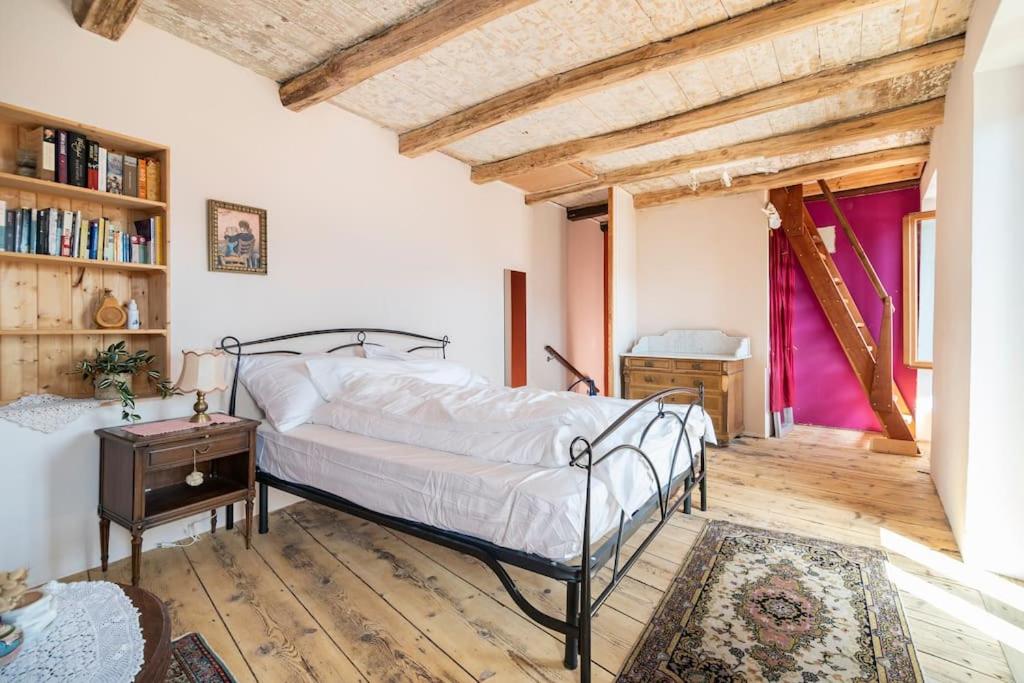 布里萨戈Come Relax and Enjoy the Breathtaking Views的一间卧室配有一张床,铺有木地板