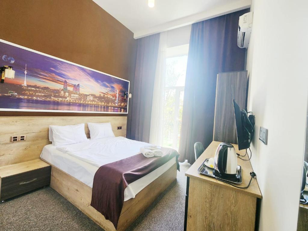 巴库ELYSIUM HOTEL的酒店客房,配有床和电视