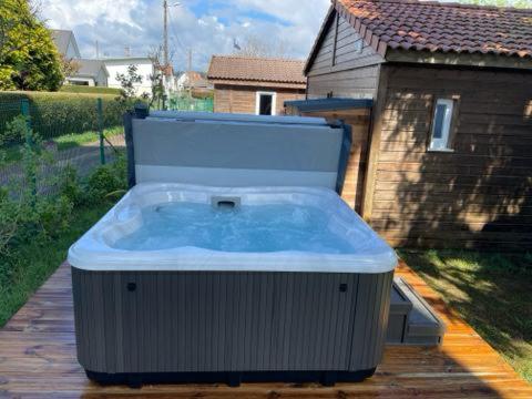 普隆比埃莱班Chalet JACUZZI/spa privatif PERCE NEIGE的房屋后院的大型热水浴池