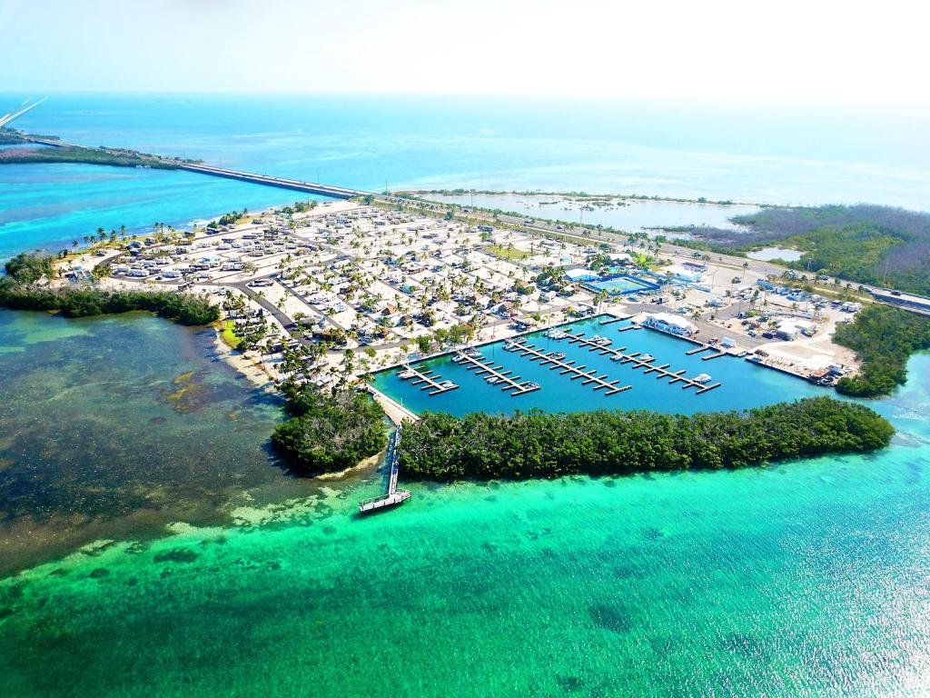 大松礁岛Sunshine Key RV Resort & Marina的海洋岛屿的空中景观