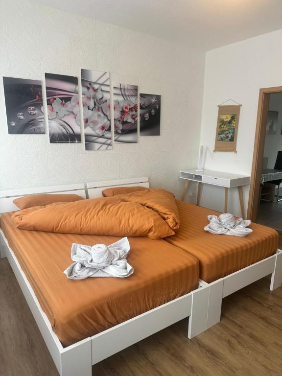 阿尔滕堡Käthe-Kollwitz-Straße 54, F2的卧室里一张带两条毛巾的床