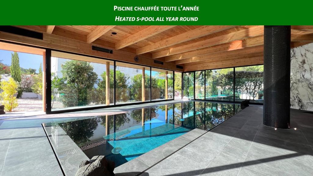 卡尔维Campo Di Fiori, Maisons de Charme的一座带玻璃窗的别墅内的游泳池