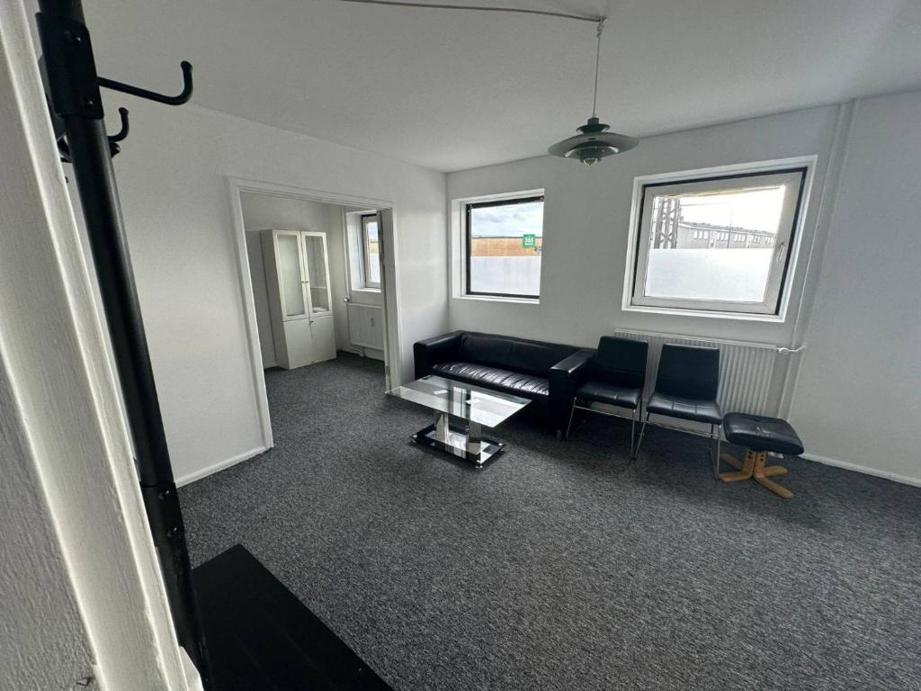 哥本哈根Airport House的客厅配有沙发和桌子