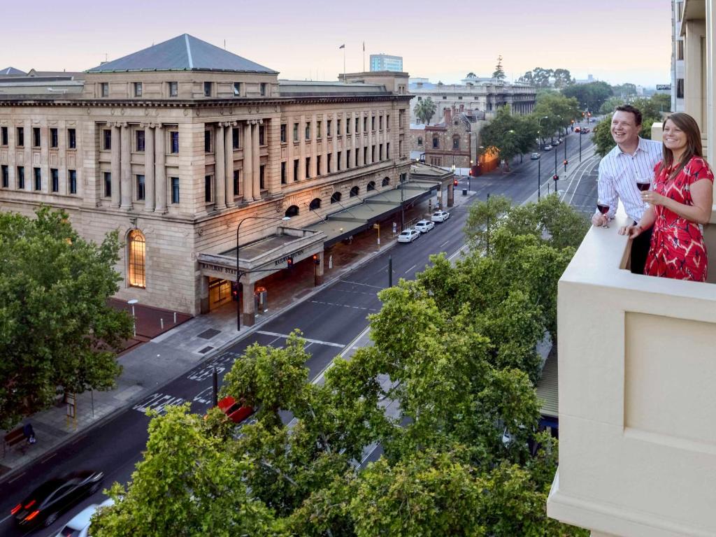 阿德莱德Grosvenor Hotel Adelaide的两名妇女站在一座建筑物的顶端