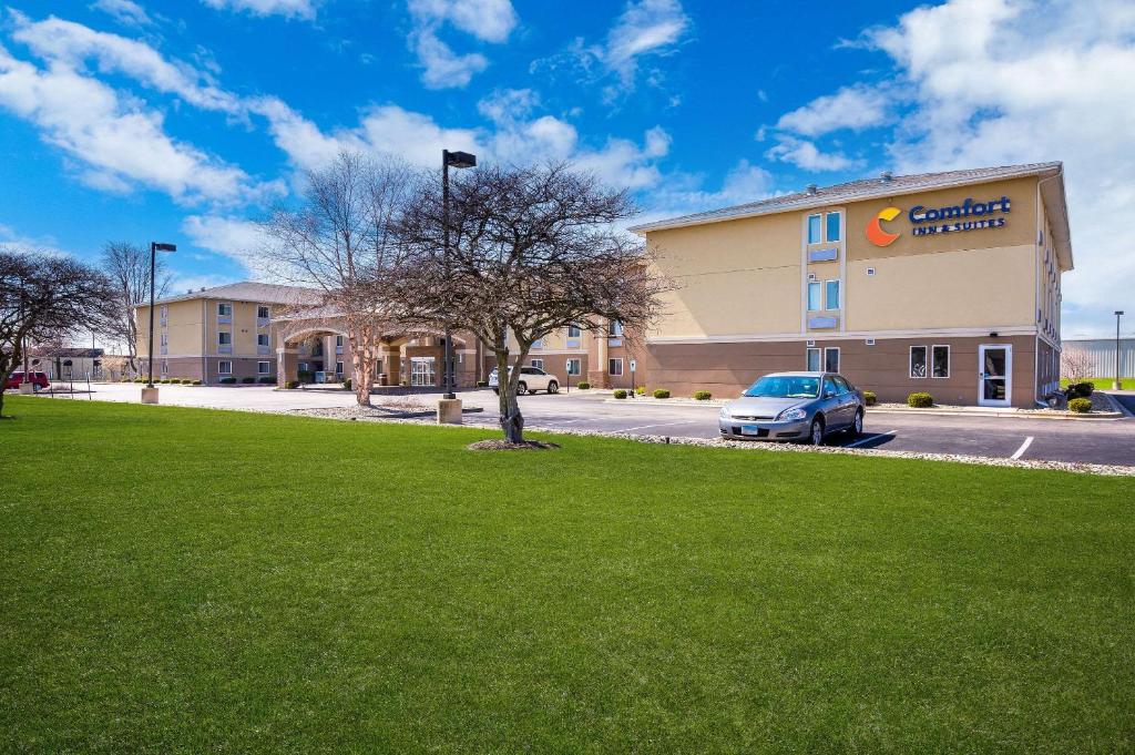 斯普林菲尔德Comfort Inn & Suites Springfield I-55的前面有停车位的建筑