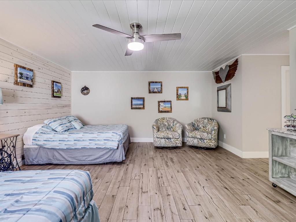 罗克波特Oak Cottages 4的一间卧室配有两张床和吊扇