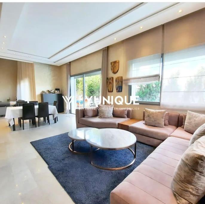 卡萨布兰卡Villa de Luxe piscine privée的客厅配有沙发和桌子