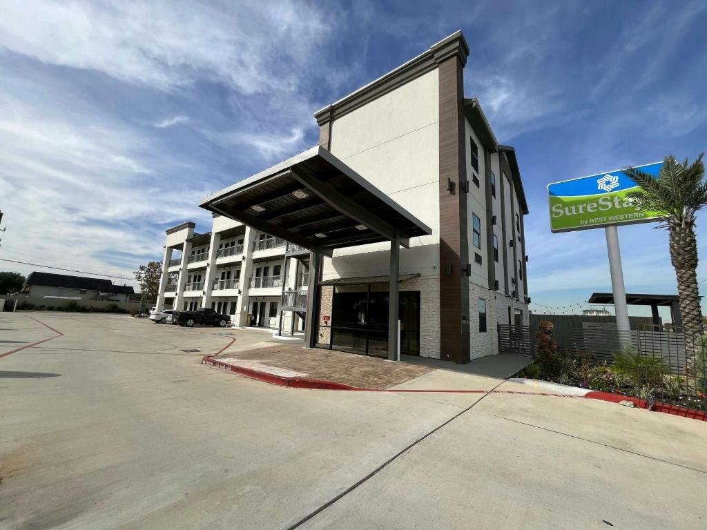 休斯顿SureStay Hotel by Best Western Houston Southeast的大楼前的一个空停车位