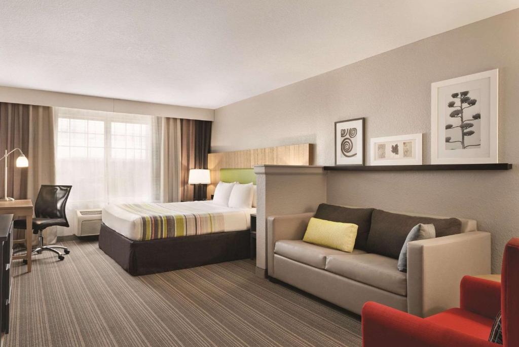 绿湾绿湾东江山旅馆的酒店客房,配有床和沙发